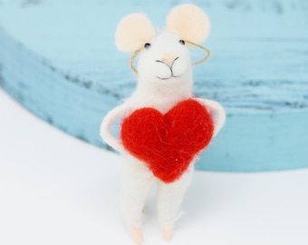 Felted Mouse with Heart – Handmade Wool Ornament – Valentine’s Day Gift – Needle Felted Animal Decor