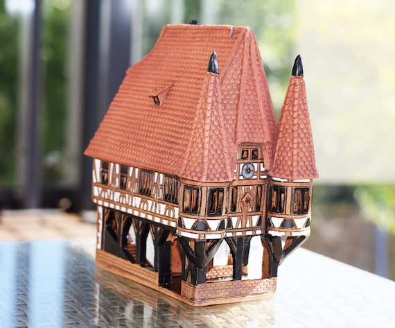 ドイツ、ミヒェルシュタットの歴史的な市庁舎。陶器のティーライト