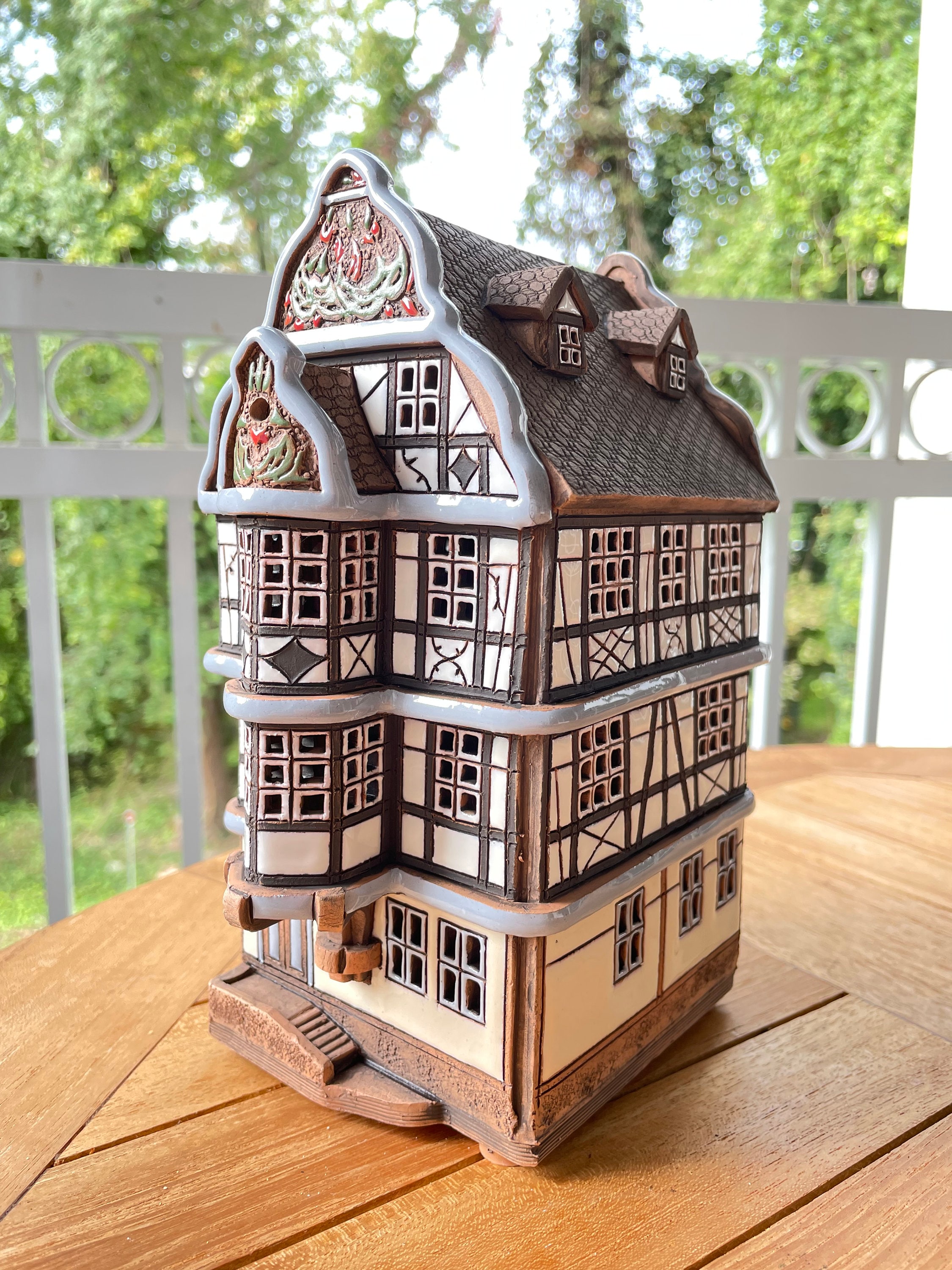 キリンガー ハウス イトシュタイン、ドイツ。陶器の家のティーライト