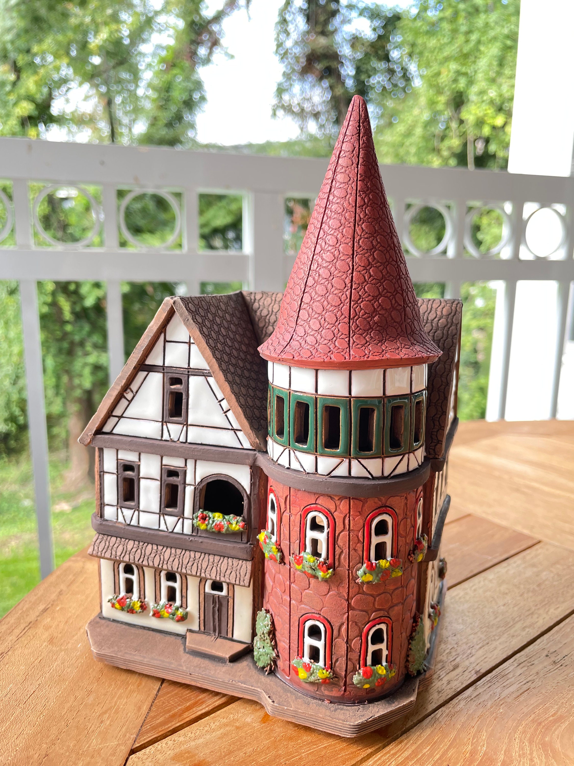 陶器のキャンドルハウス。ドイツの家。陶器の家のティーライト。陶器の