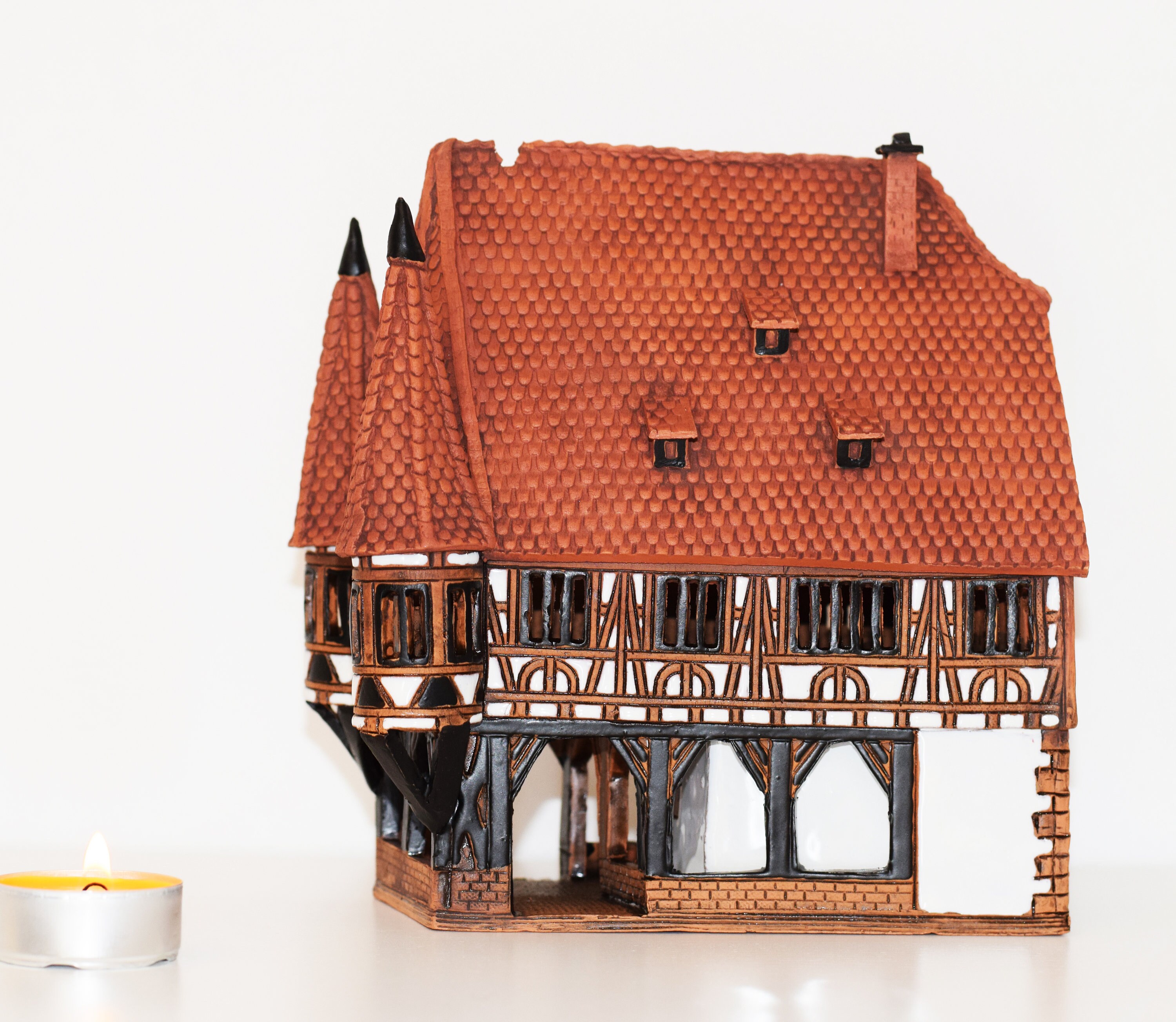 ドイツ、ミヒェルシュタットの歴史的な市庁舎。陶器のティーライト