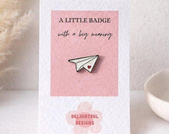 Pin esmaltado con diseño de carta de amor – Diseño de avión de papel, accesorio original