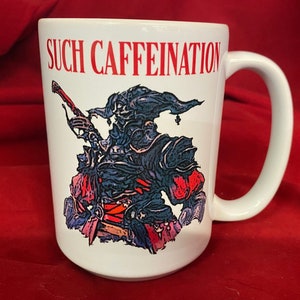 Puede incluir: Taza de cerámica blanca con una ilustración en negro y rojo de un personaje de un videojuego. La taza tiene el texto "SUCH CAFFEINATION" impreso en la parte delantera.