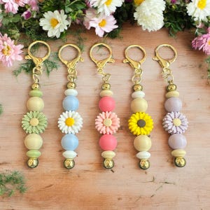 Bijou de sac marguerite, cadeau fête des mères, cadeau enseignant, cadeau d'anniversaire, breloque de sac à main, cadeau pour elle, breloque de sac d'école, porte-clés en perles