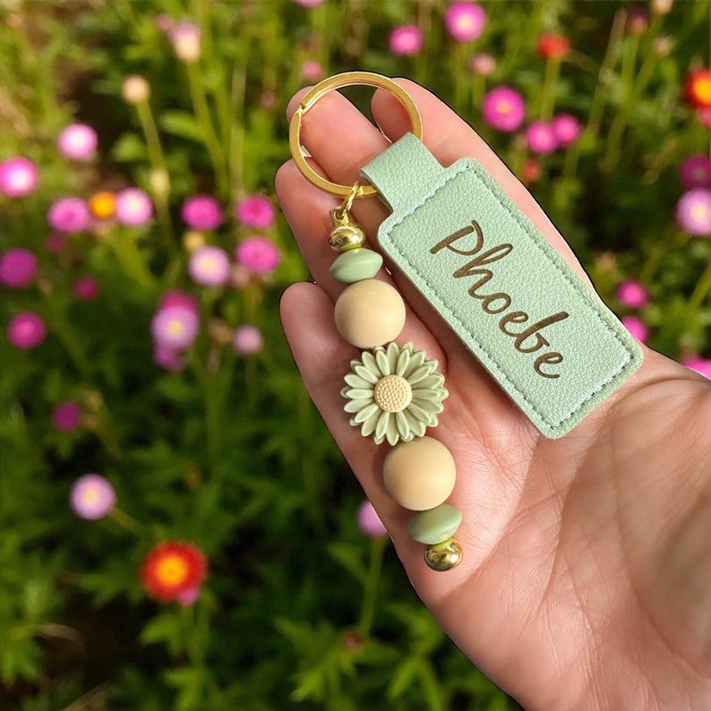 Porte-clés personnalisé en simili cuir perlé marguerite, breloque de sac, cadeau enseignant, porte-clés personnalisé, cadeau d'anniversaire, cadeau personnalisé, cadeau de Pâques image 4