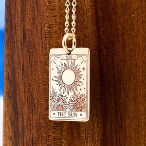 14K Solid Gold Sun Tarot Karte Halskette, Die Sonne Tarot Karte Disc Anhänger, Dainty Tarot Card Deck Charm, 14K Gold Hexe Tarot Card Geschenk