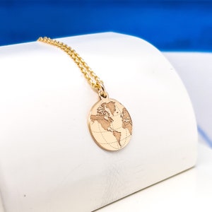 Dainty 14k Solid Gold Earth Necklace,Valentins Day Gift,World Map Necklace,Gold Coin Globe Pendant,Gold Disc WanderLust Pendant,Globetrotter zdjęcie 2