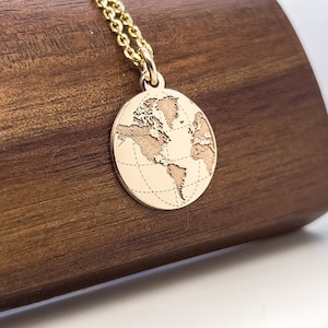 Zierliche 14k Solid Gold Erde Halskette, Weltkarte Halskette, Gold Münze Globus Anhänger, Gold Disc Anhänger, Globetrotter, Weihnachtsgeschenk