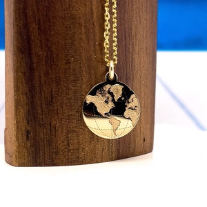 Dainty 14k Solid Gold Earth Necklace,Valentins Day Gift,World Map Necklace,Gold Coin Globe Pendant,Gold Disc WanderLust Pendant,Globetrotter zdjęcie 1