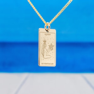 14K Solid Gold Koningin van Pentakels Tarot Card Ketting, De Koningin Tarot Card Hanger, Sierlijke 14K Gold Witch Tarot Card Gift