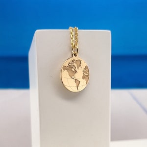 Dainty 14k Solid Gold Earth Necklace,Valentins Day Gift,World Map Necklace,Gold Coin Globe Pendant,Gold Disc WanderLust Pendant,Globetrotter zdjęcie 4