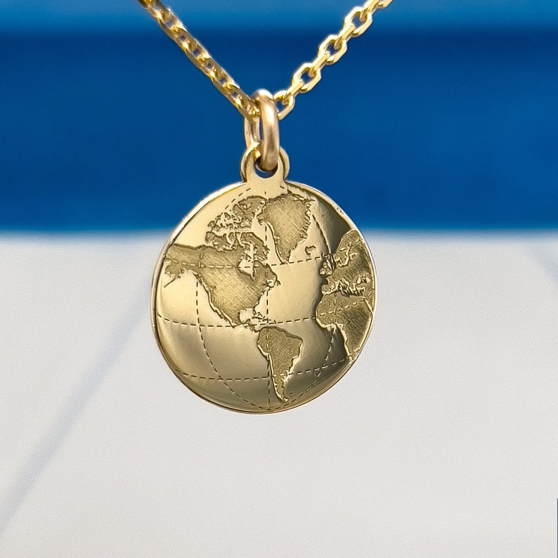 Dainty 14k Solid Gold Earth Necklace,Valentins Day Gift,World Map Necklace,Gold Coin Globe Pendant,Gold Disc WanderLust Pendant,Globetrotter zdjęcie 3