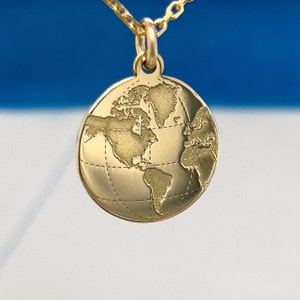 Zierliche 14-karätige Gold-Erde-Halskette, personalisiertes Geschenk, Weltkarte-Halskette, Goldscheibe WanderLust-Anhänger, Weltenbummler, nautischer Schmuck