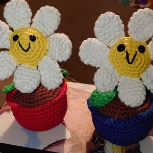Handmade crochet daisy flower in a pot.