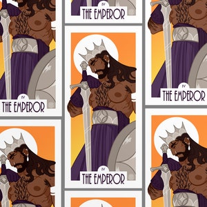 Peut inclure: Une illustration de carte de tarot de l'Empereur, un homme musclé avec une couronne, une barbe et une épée. La carte est sur un fond jaune avec un cercle au centre. Le texte "IV L'EMPEREUR" est imprimé en haut et en bas de la carte.