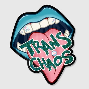 Peut inclure: Une illustration de dessin animé d'une bouche avec une langue qui sort. La langue est rose et porte les mots "TRANS CHAOS" écrits en paillettes vertes. La bouche est bleue et a des dents blanches.