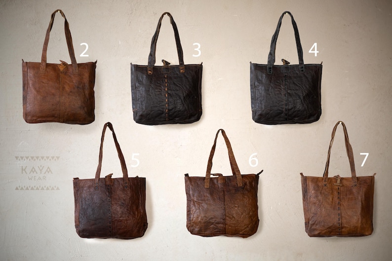 Puede incluir: Colecci&oacute;n de bolsos tote de cuero en varios tonos de marr&oacute;n y negro. Cada bolso tiene forma rectangular, asas largas y una superficie texturizada. Los bolsos se exhiben sobre un fondo neutro, mostrando su dise&ntilde;o r&uacute;stico y duradero.