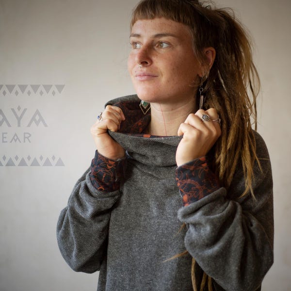 Stickad huvtröja med tryck