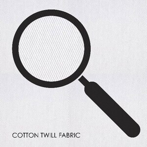 Puede incluir: Una lupa negra sobre un fondo blanco. El texto "COTTON TWILL FABRIC" est&aacute; debajo de la lupa.