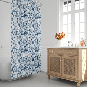 Shibori Duschvorhang - abstrakter Indigo Duschvorhang, dunkelblau und weiß Boho Duschvorhang, Boho Badezimmer Dekor, lang 74&quot;