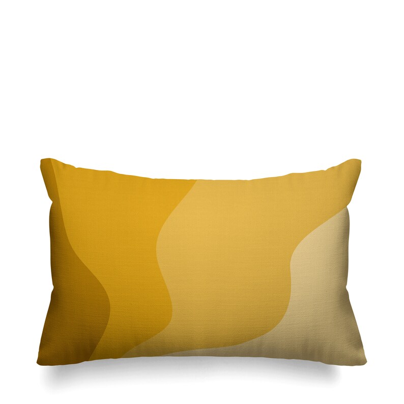 Puede incluir: Una almohada rectangular con un patr&oacute;n geom&eacute;trico en tonos amarillos y beige.
