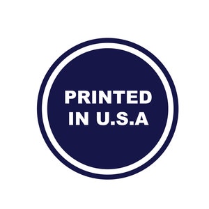Puede incluir: Un c&iacute;rculo azul con un contorno blanco y el texto "PRINTED IN U.S.A." en blanco.