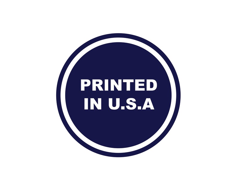 Puede incluir: Un c&iacute;rculo azul con un contorno blanco y el texto "PRINTED IN U.S.A." en blanco.