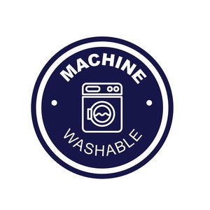 Puede incluir: Una etiqueta circular azul y blanca con el texto "MACHINE WASHABLE" y un icono estilizado de una lavadora.