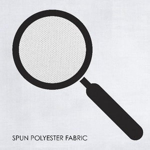 Puede incluir: Una lupa con un mango negro y un c&iacute;rculo blanco en el centro. El c&iacute;rculo tiene una superficie texturizada. El texto "SPUN POLYESTER FABRIC" est&aacute; debajo de la lupa.