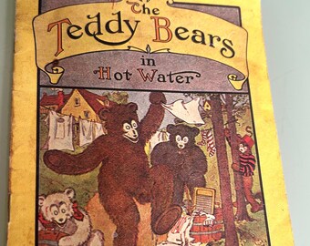 以下が含まれることがあります： 「The Teddy Bears in Hot Water」というタイトルのヴィンテージ子供向けの本。表紙には、森を舞台にした漫画のテディベアのカラフルなイラストが描かれています。本は黄色の縁取りで、使い古された外観をしています。