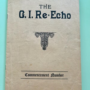 Könnte beinhalten: Ein Vintage-Buchcover mit dem Titel "THE G.I. Re-Echo" in dunklen Buchstaben. Darunter ein dekoratives Design und die Worte "Commencement Number". Der Einband hat einen beigen Hintergrund.