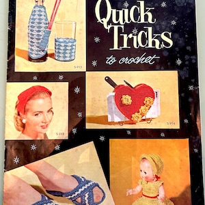 以下が含まれることがあります： 「Coats & Clark's Quick Tricks to crochet」のテキストが入った、ヴィンテージのかぎ針編みパターンブックの表紙。ボトルカバー、グラスカバー、ハート型の鍋敷き、サンダル、人形など、様々なかぎ針編みのプロジェクトが掲載されています。