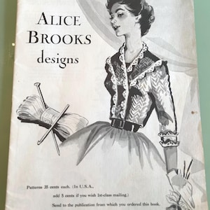 以下が含まれることがあります： 「ALICE BROOKS designs」と題されたヴィンテージ本の表紙。表紙には、バラを持ったドレス姿の女性の白黒イラストが描かれています。毛糸玉と編み棒も描かれています。「Patterns 35 cents each」というテキストも表示されています。
