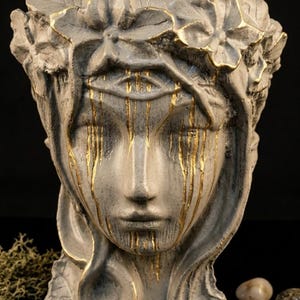 Betonnen plantenbak met godinnenhoofd – florabuste, moderne luxe art-decopot – modern kantoordecor