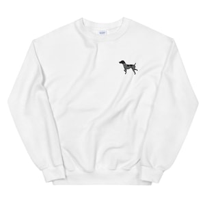 Op de afbeelding: Witte trui met een zwart-witte afbeelding van een hond op de linkerborst.