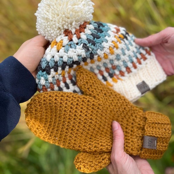 Ensemble chapeau et mitaines- Bonnet pom-pom au crochet- Vêtements d’hiver- Cadeaux de Noël-Cadeaux pour elle- Accessoires au crochet faits à la main