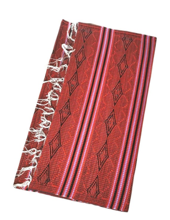 Tapis plastique africain damier rouge, bordeaux et crème