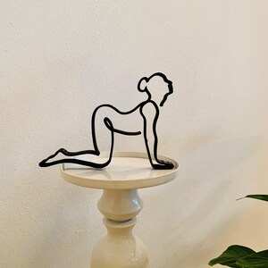 Peut inclure: Un ensemble de trois tasses en céramique avec une finition mate et mouchetée. Les tasses sont de couleur crème, gris clair et gris foncé. Chaque tasse a un design simple et moderne avec une anse arrondie.