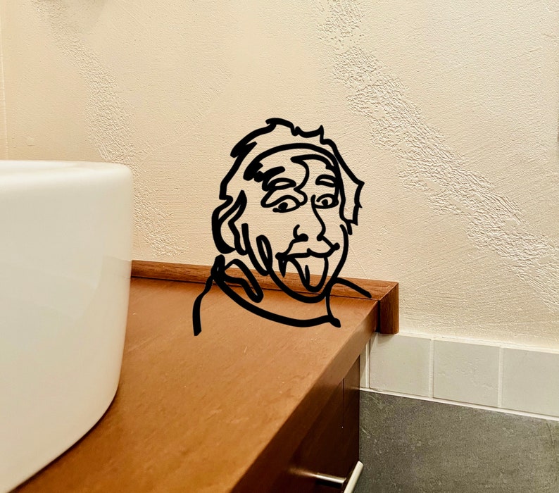 Puede incluir: Un dibujo en blanco y negro de una persona con la lengua fuera, dibujado sobre una superficie de madera.