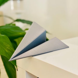 Aeroplano di carta, figura in plastica 3D, arte minimalista, libreria, davanzale, arredamento per ufficio, statua per la casa, regali di compleanno, regali di Natale