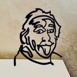 Puede incluir: Ilustraci&oacute;n en blanco y negro de l&iacute;nea de arte de una persona con la lengua fuera. La persona tiene el pelo desordenado y una expresi&oacute;n de sorpresa.
