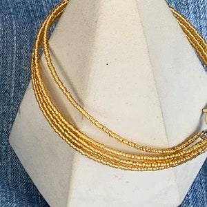 Pulseira de miçangas de vidro dourado multifilar