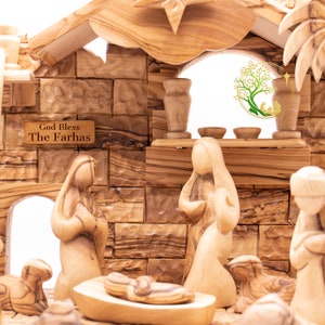 Set di natività natalizia personalizzato - Set di natività in legno d'ulivo con scena della Terra Santa - Decorazioni natalizie con statuina della natività personalizzata immagine 3