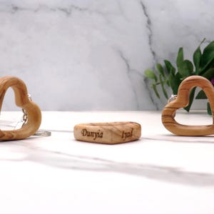 Personalized Heart-Shaped Olive Wood Keychain – Perfect Couple&#39;s Gift with Engraved Names, Ideal for 5th Anniversary or a Timeless Keepsake.