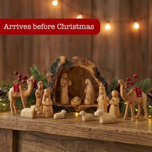 聖地で作られたオリーブの木のキリスト降誕セット洞窟で作られたキリスト降誕セット：手彫りのキリスト降誕シーン - オリーブの木のキリスト降誕セット飼い葉桶