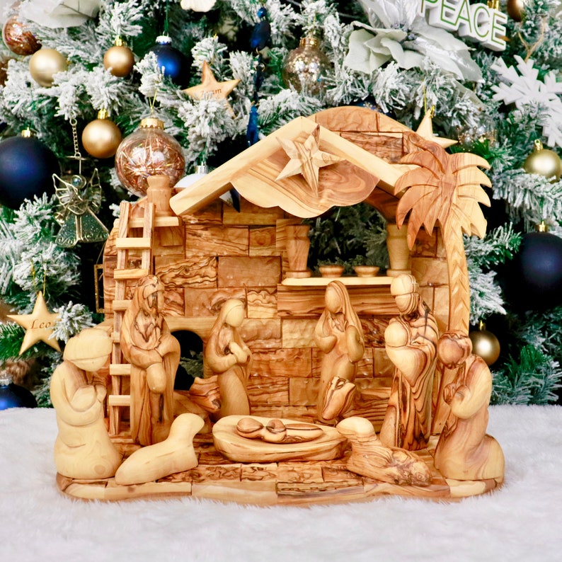 Set di natività natalizia personalizzato - Set di natività in legno d'ulivo con scena della Terra Santa - Decorazioni natalizie con statuina della natività personalizzata immagine 1