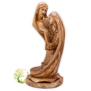 Marie et Joseph tenant le bébé Jésus nuit de Noël naissance de Jésus