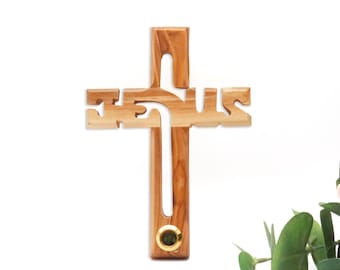 Croix en bois d'olivier au nom de Jésus : tenture murale chrétienne faite main