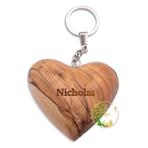 Llavero de corazón de madera de olivo grabado a medida / Regalo de llavero de corazón de madera personalizado para ella, amigo, familia, seres queridos / recuerdo del corazón