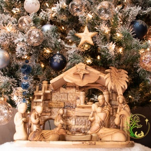 Set di natività natalizia personalizzato - Set di natività in legno d'ulivo con scena della Terra Santa - Decorazioni natalizie con statuina della natività personalizzata immagine 4